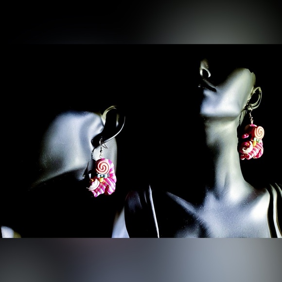 Disney Alice’s Adventures in Wonderland Pink Stripes Lynx Earrings - Picture 4 of 5
